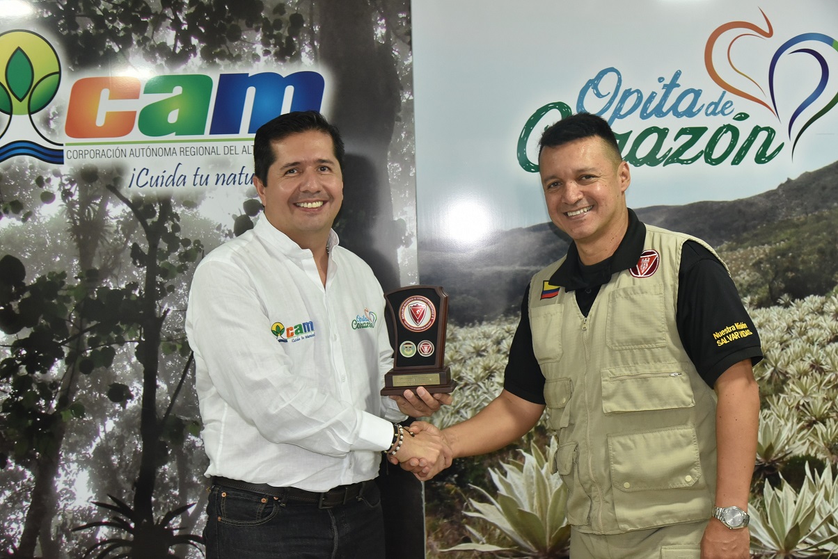 RECONOCIMIENTO A DIRECTOR DE LA CAM 2